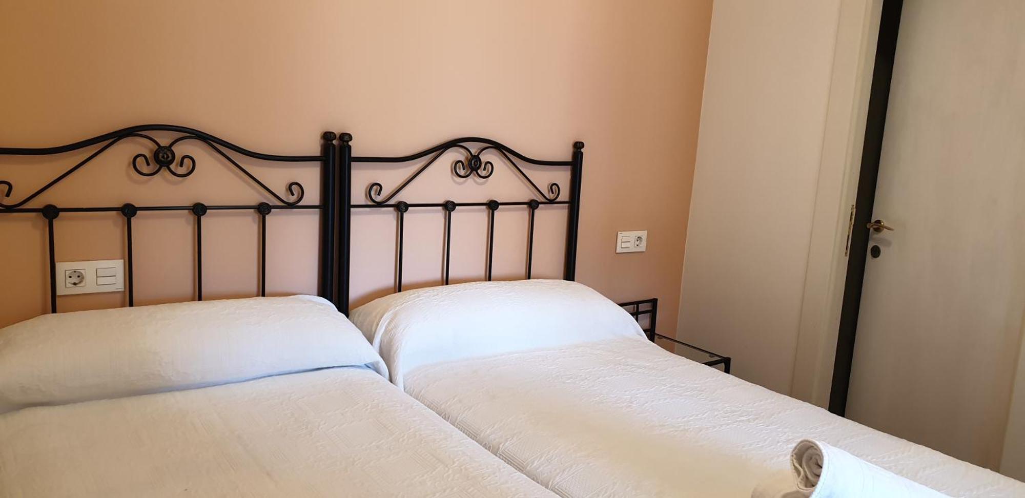 Onís Apartamentos Fermin מראה חיצוני תמונה