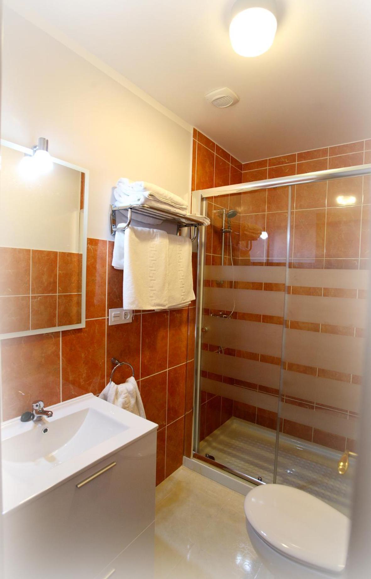 Onís Apartamentos Fermin מראה חיצוני תמונה